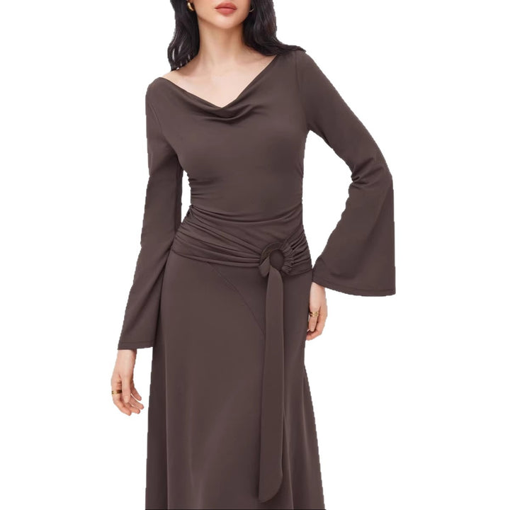 Damen Asymmetrisches Midikleid mit Wasserfallkragen, Glockenärmeln und seitlichem Ringdetail – Élara
