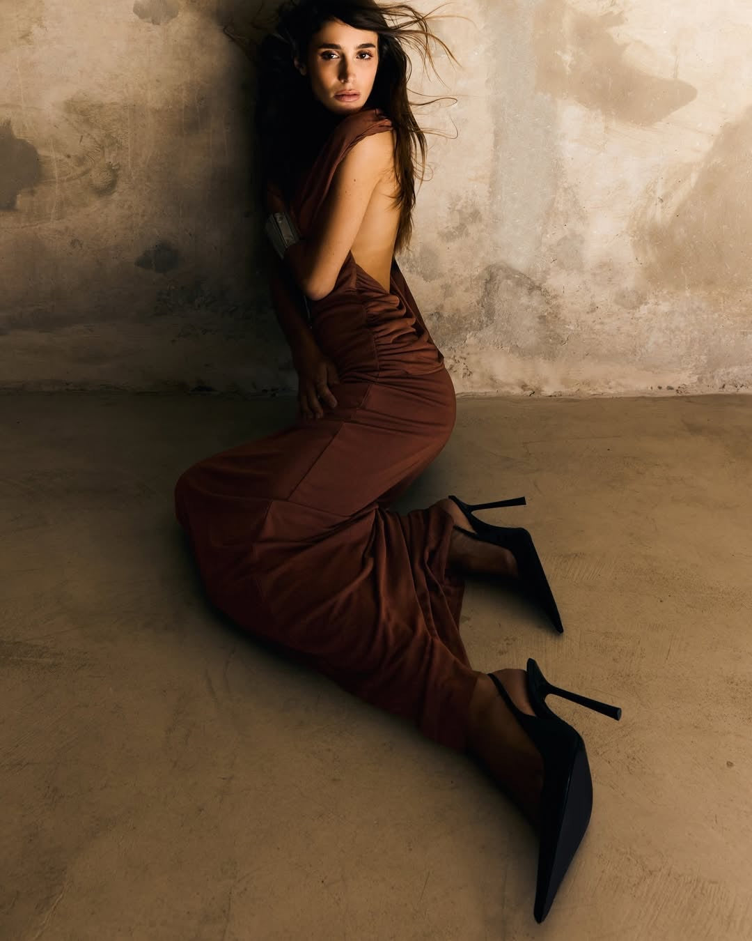 Damen Elegantes Abendkleid mit tiefem Rückenausschnitt und fließendem Drapé Echo Archiv