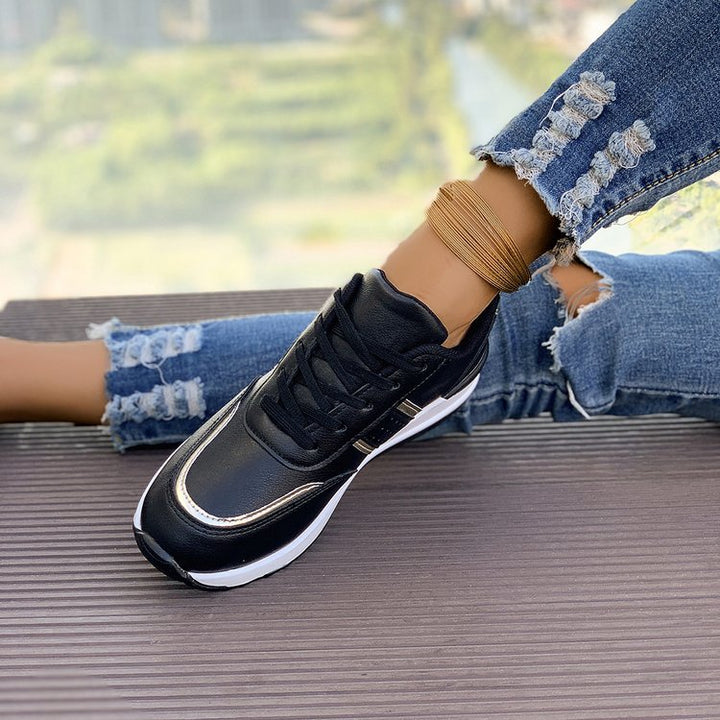 Damen Wedgesneaker mit mittelhohem Plateau, gepolstertem Komfortschaft und elastischem Seiteneinsatz Echoarchiv