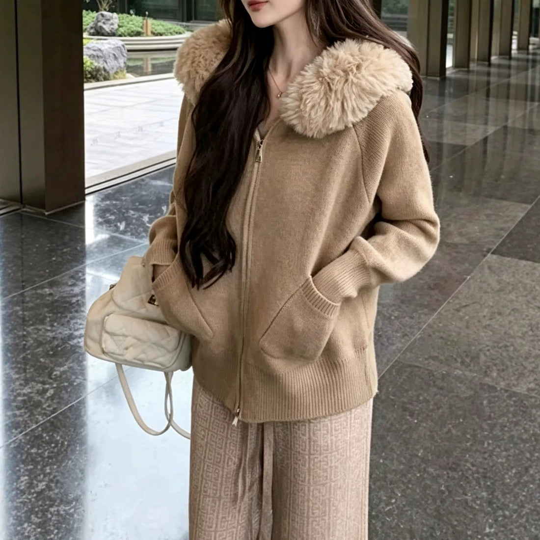 Damen Kapuzenjacke mit Fake-Fur-Kragen und durchgehendem Reißverschluss – Avérine
