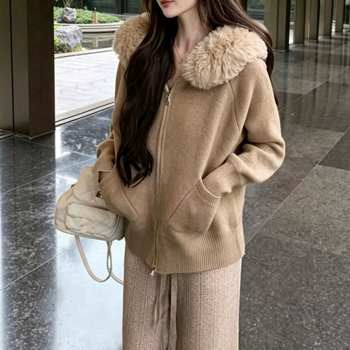 Damen Kapuzenjacke mit Fake-Fur-Kragen und durchgehendem Reißverschluss – Avérine