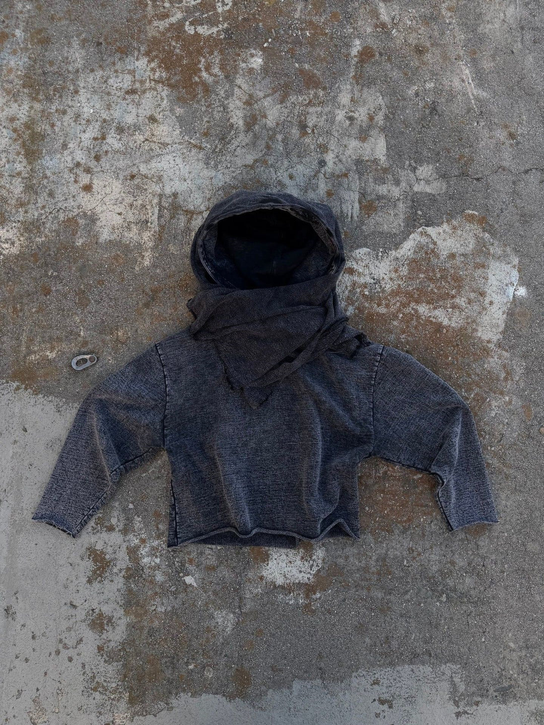 Unisex nan Kapuzenpullover im Gebrauchsspurenstil mit angeschlossenem Schlauchschal und ausgefransten Öffnungen Echo Archiv