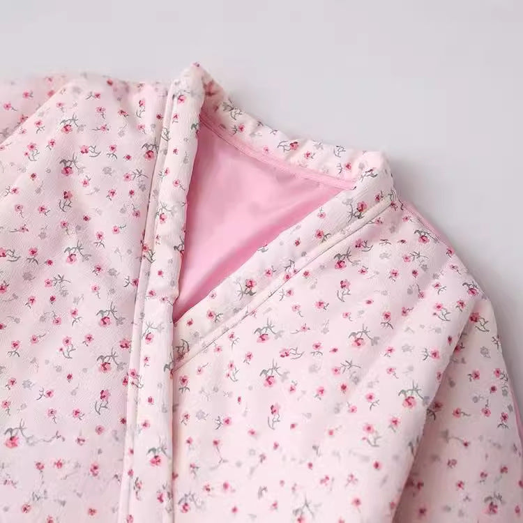 Damen leichte Wickeljacke im Kimono‑Stil mit zartem Blumenmuster und Taillenband – Célinea