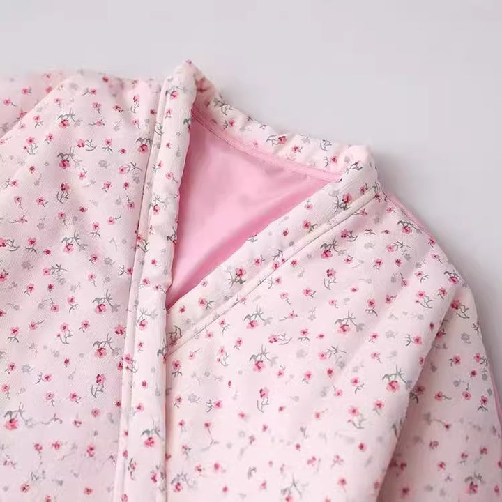 Damen leichte Wickeljacke im Kimono‑Stil mit zartem Blumenmuster und Taillenband – Célinea