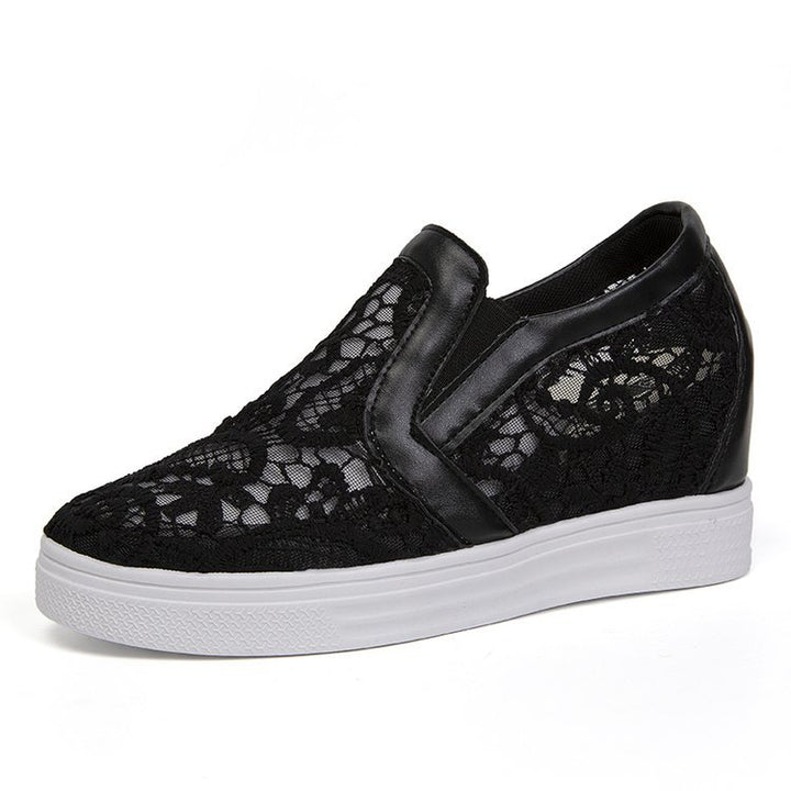 Damen Slip-On Keil-Sneaker mit Spitzen-Obermaterial – Névara