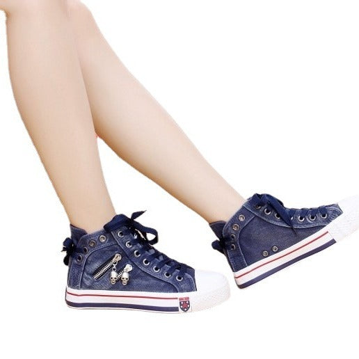 Damen nan hohe Sneaker im Jeanslook mit seitlichem Reißverschluss und dekorativen Anhängern Echo Archiv