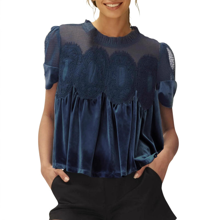 Damen Samtbluse mit Spitzenbesatz, transparentem Einsatz und geraffter A-Linie – Élovi