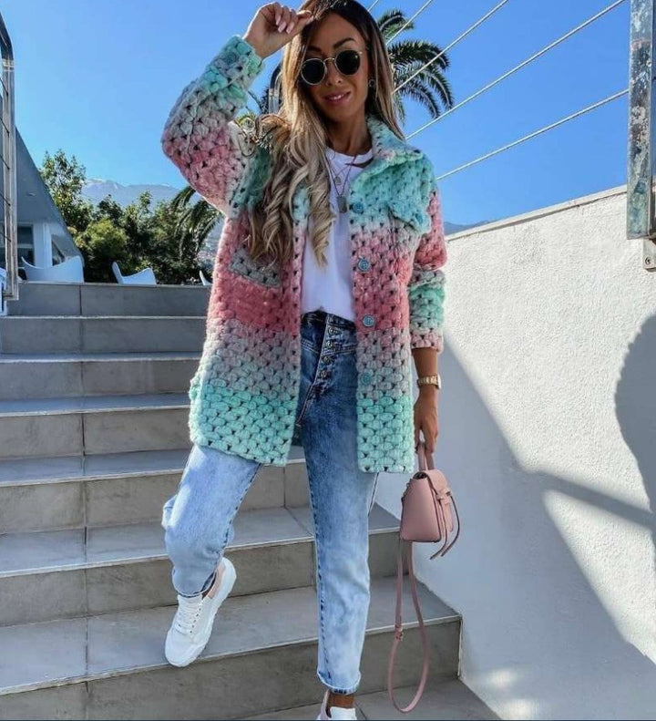 Damen Gehäkelte Oversize-Strickjacke mit Farbverlauf, Knopfleiste und aufgesetzten Taschen – Célinea