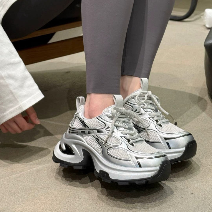 Damen futuristische Plateausneaker mit skulpturierter Wedgesohle und reflektierenden Mesh-Akzenten – Névara