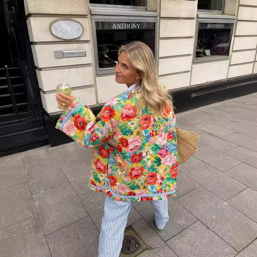 Damen Patchwork Steppjacke mit buntem Blumenmuster und Knopfdetails Echoarchiv