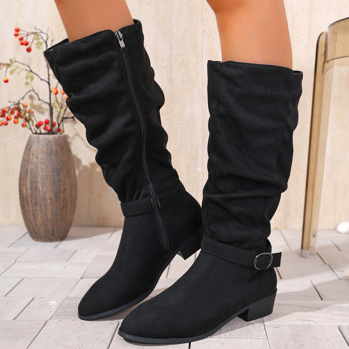 Damen kniehoher Slouch-Stiefel aus weichem Microvelours mit Ziergurt und niedrigem Blockabsatz Echo Archiv