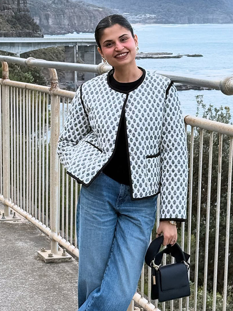Damen Kurzboxy-Steppjacke mit Kontrastpaspelierung und Rundhalsausschnitt Echoarchiv
