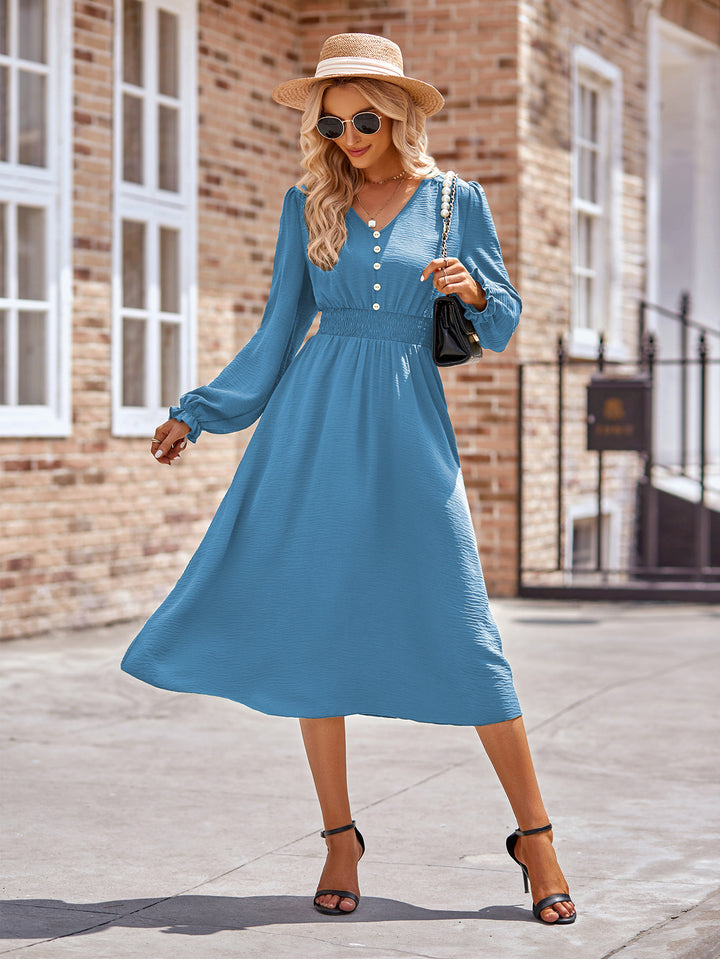 Damen Midikleid mit V-Ausschnitt, geraffter Smock-Taille und Knopfleiste – Élara