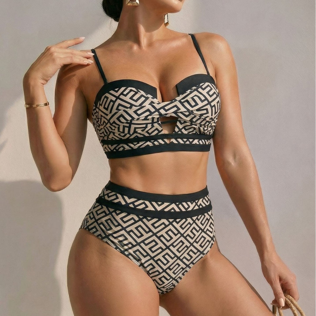 Damen Hoch geschnittener Bikini mit trendigem Cut-Out und geometrischem Muster Echo Archiv