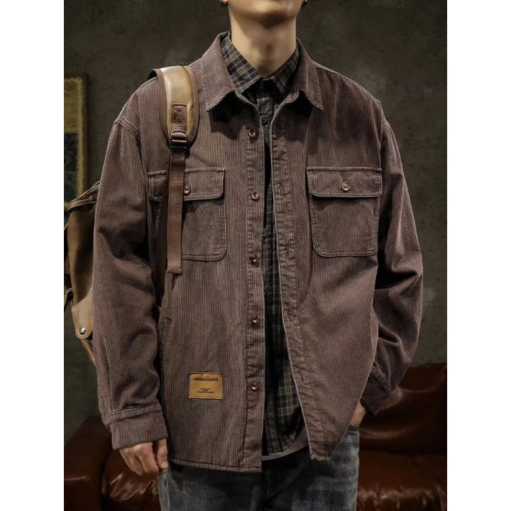 Herren Cord-Überhemdjacke mit aufgesetzten Brusttaschen und entspanntem Oversize-Schnitt Echoarchiv