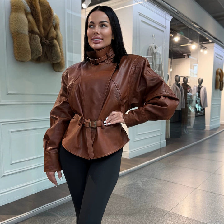 Damen Taillierte Kunstlederjacke mit Stehkragen, Nackenriemen und figurformendem Taillengürtel Echoarchiv