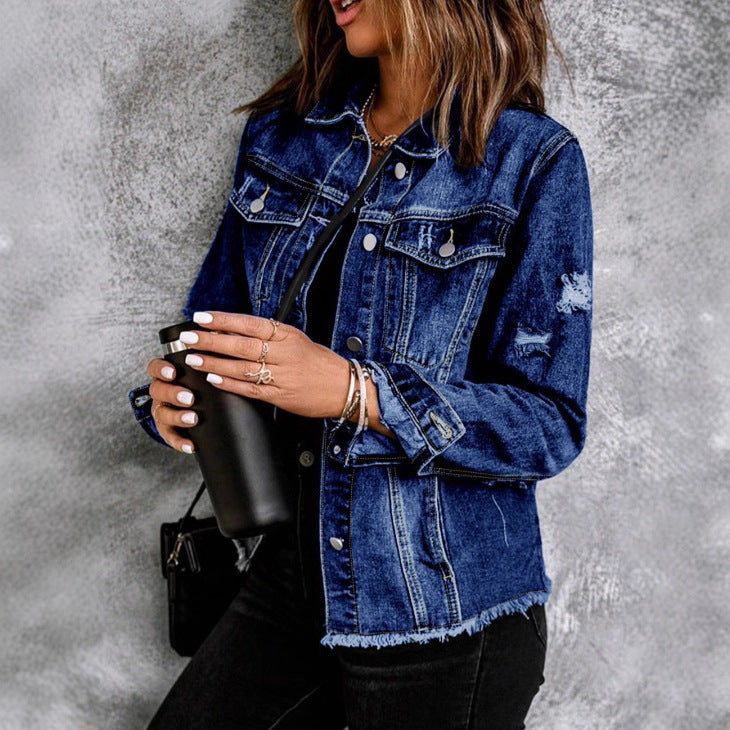 Damen Taillenbetonte Denim-Truckerjacke mit leichtem Destroyed-Effekt und Fransenbund Echo Archiv
