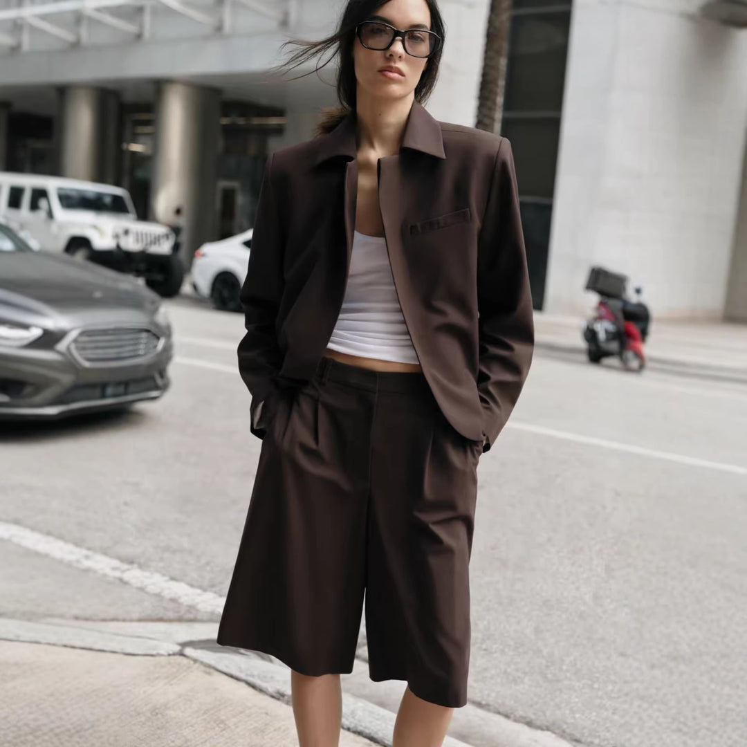 Damen Kurzer taillierter Blazer mit verdeckter Knopfleiste und geschwungenem Saum Echoarchiv