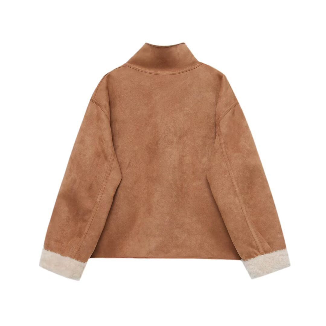 Damen kurze Lammfellimitatjacke mit Stehkragen, großer aufgesetzter Taschen und knöpfbarer Front – Célinea