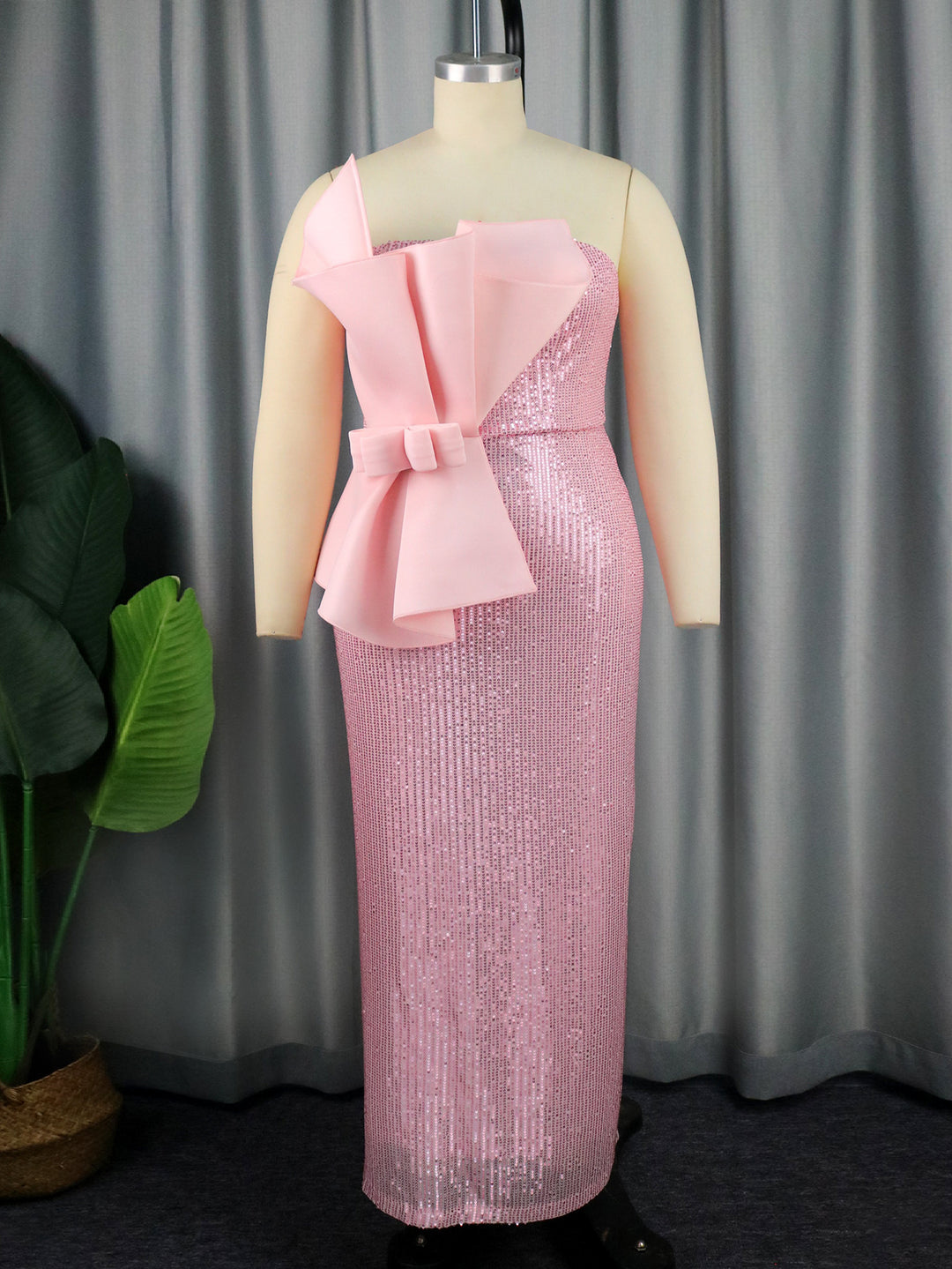 Damen Glitzerndes Abendkleid mit asymmetrischem Design und imposanter Schleifenapplikation Echo Archiv
