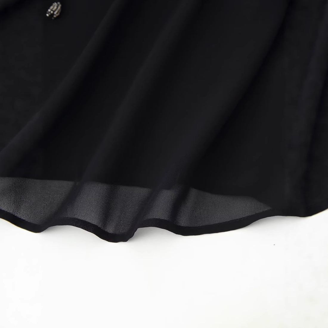 Damen Chiffonbluse mit Paillettenbesatz, Ballonärmeln und Bindekragen Echo Archiv