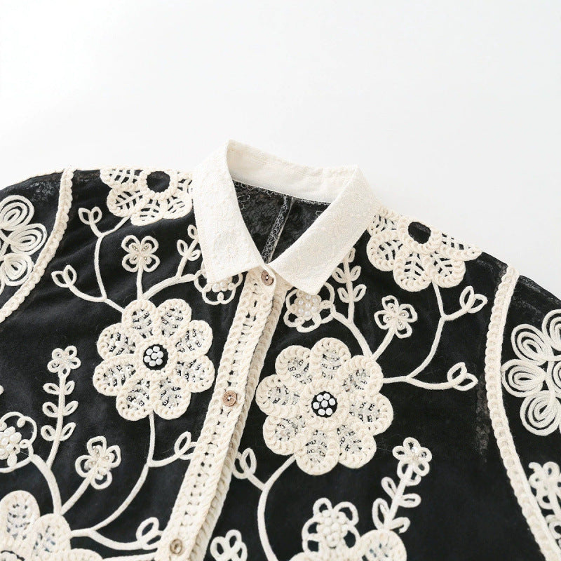 Damen Bestickte Häkeljacke mit Blumenapplikationen und Hemdkragen Echo Archiv