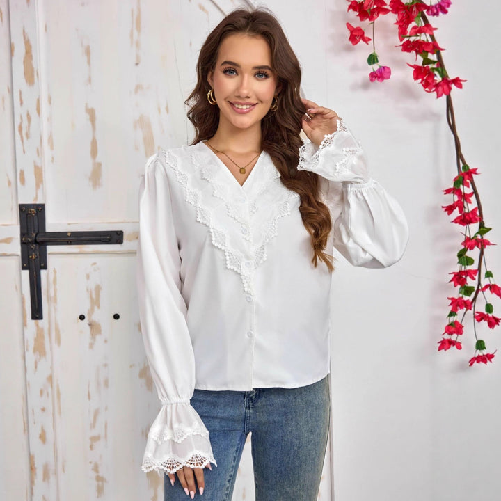 Damen Romantische Bluse mit V-Ausschnitt, Spitzen-Yoke und Glockenärmeln Echoarchiv