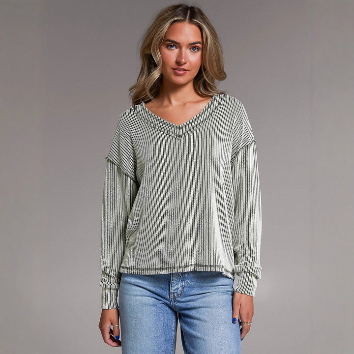 Damen Gestreiftes Feinstrick-Longsleeve mit V-Ausschnitt und dekorativen Kanten – Avérine