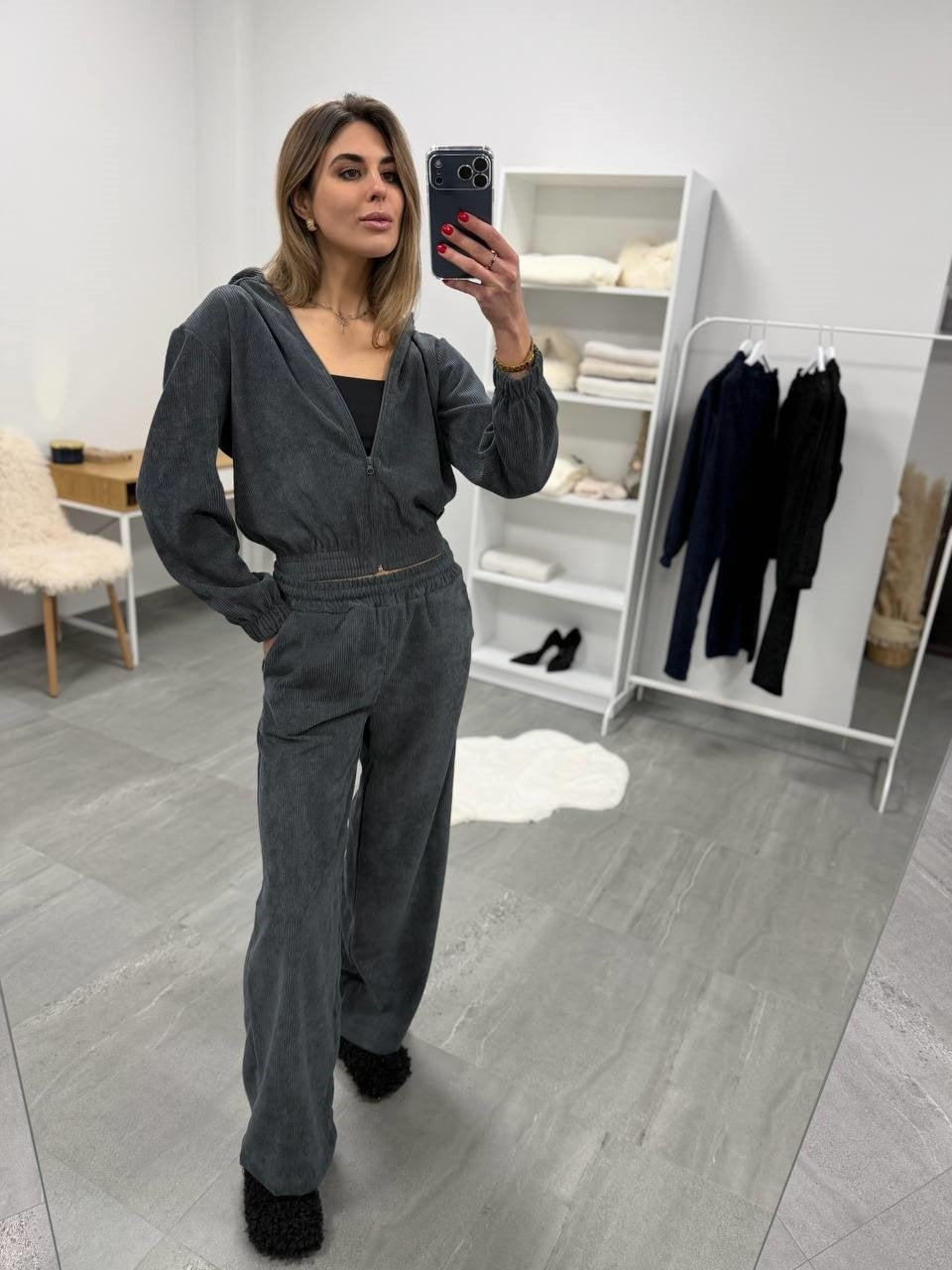 Damen weiches Cordvelours-Zweiteiler mit kurzer Kapuzenzipjacke und weiter Komforthose – Élanora