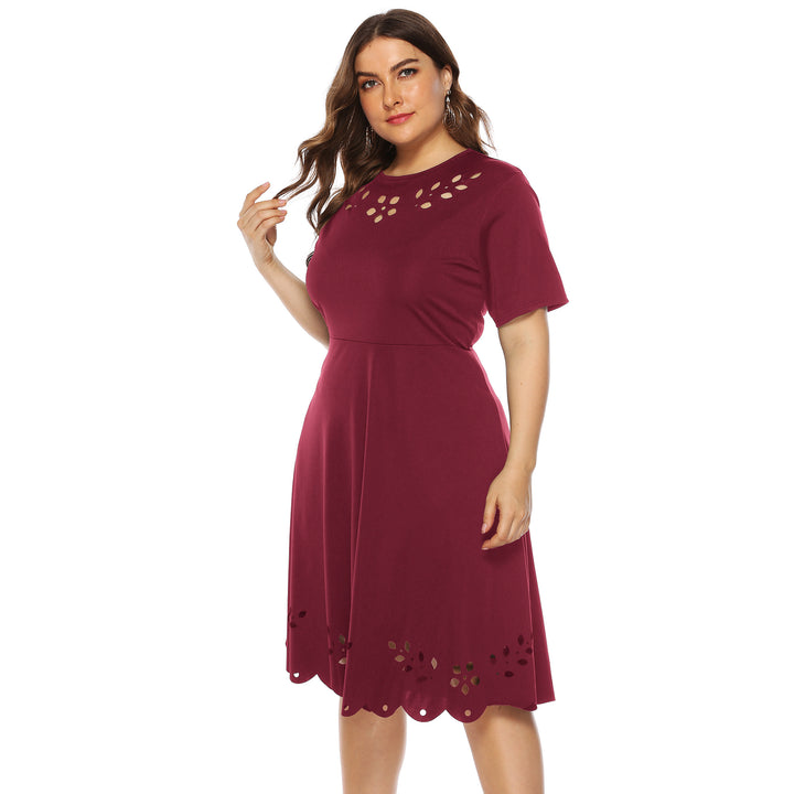 Damen elegantes Kleid mit Ausschnitt und Rüschensaum Echo Archiv