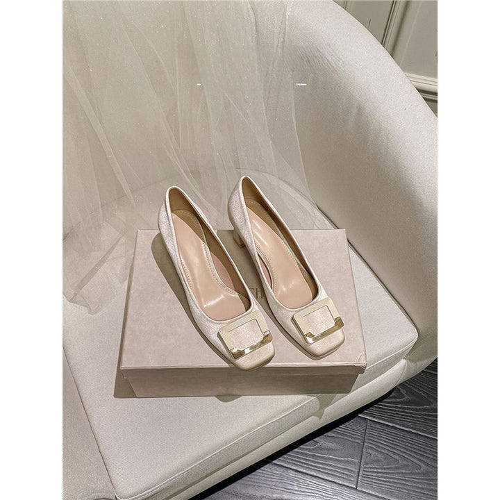 Damen Satin-Pumps mit quadratischer Zehenpartie, niedrigem Blockabsatz und dekorativer Metallschließe – Lioré