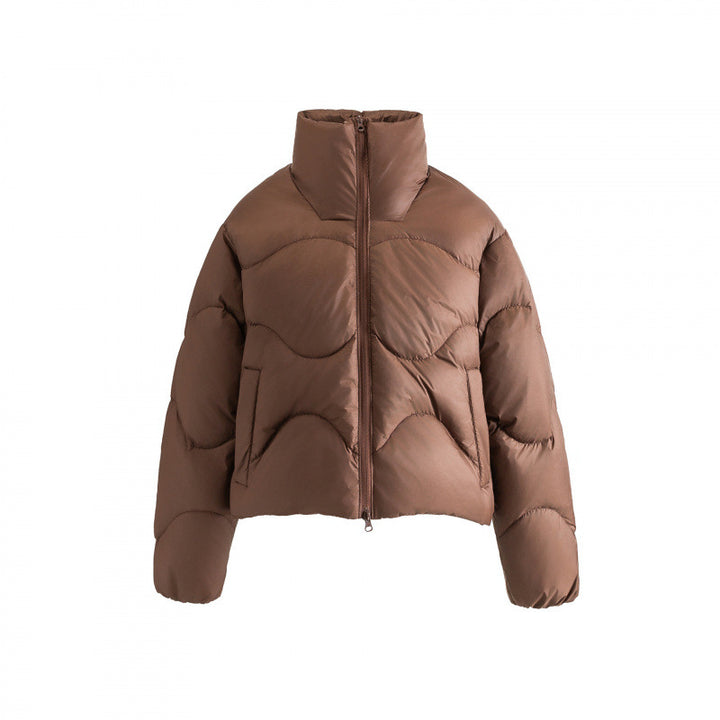 Damen Kurze gesteppte Steppjacke mit hohem Kragen und wellenförmiger Steppung Echo Archiv