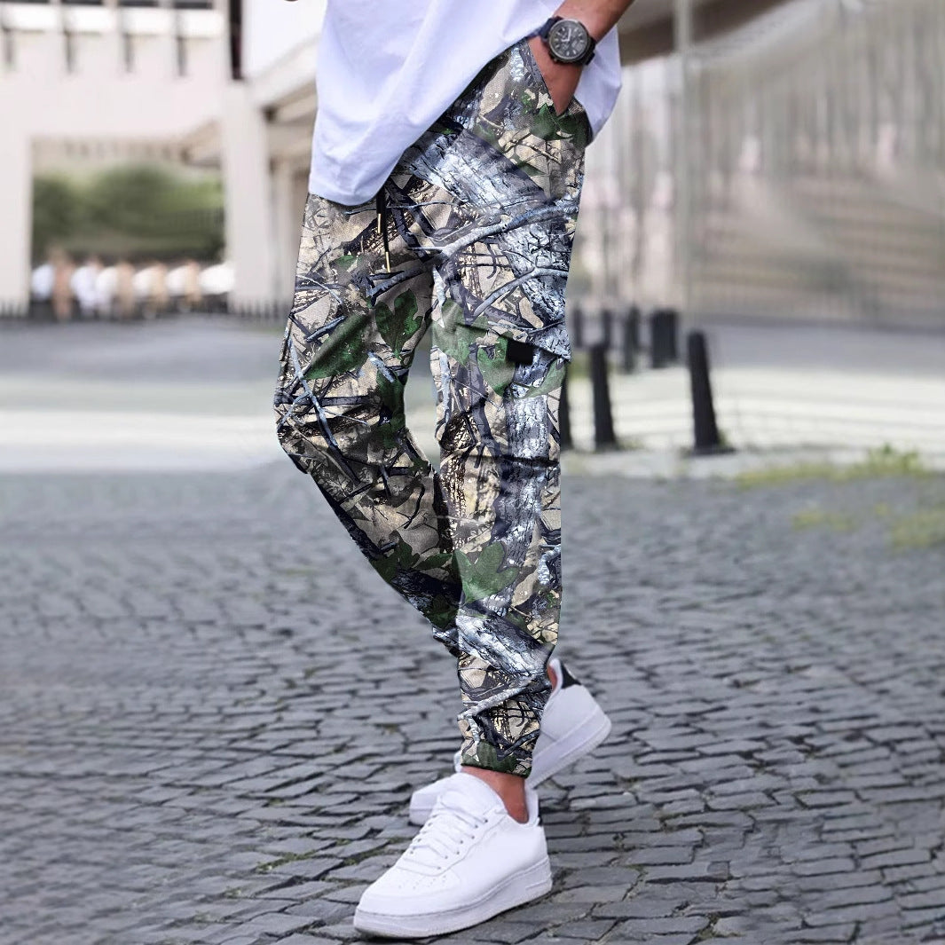 Herren Cargohose im angesagten Camouflage-Design mit elastischem Bund und praktischen Taschen Echoarchiv