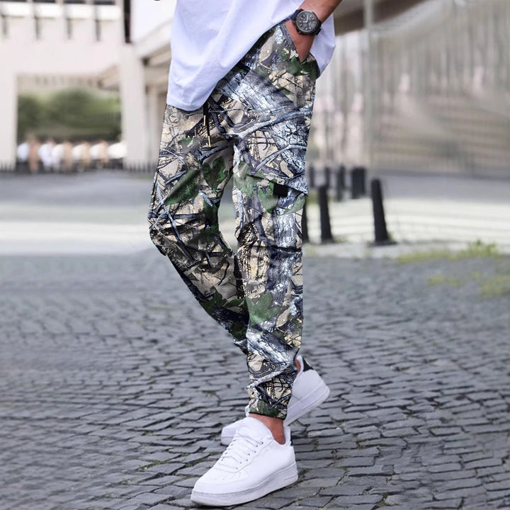 Herren Cargohose im angesagten Camouflage-Design mit elastischem Bund und praktischen Taschen Echoarchiv