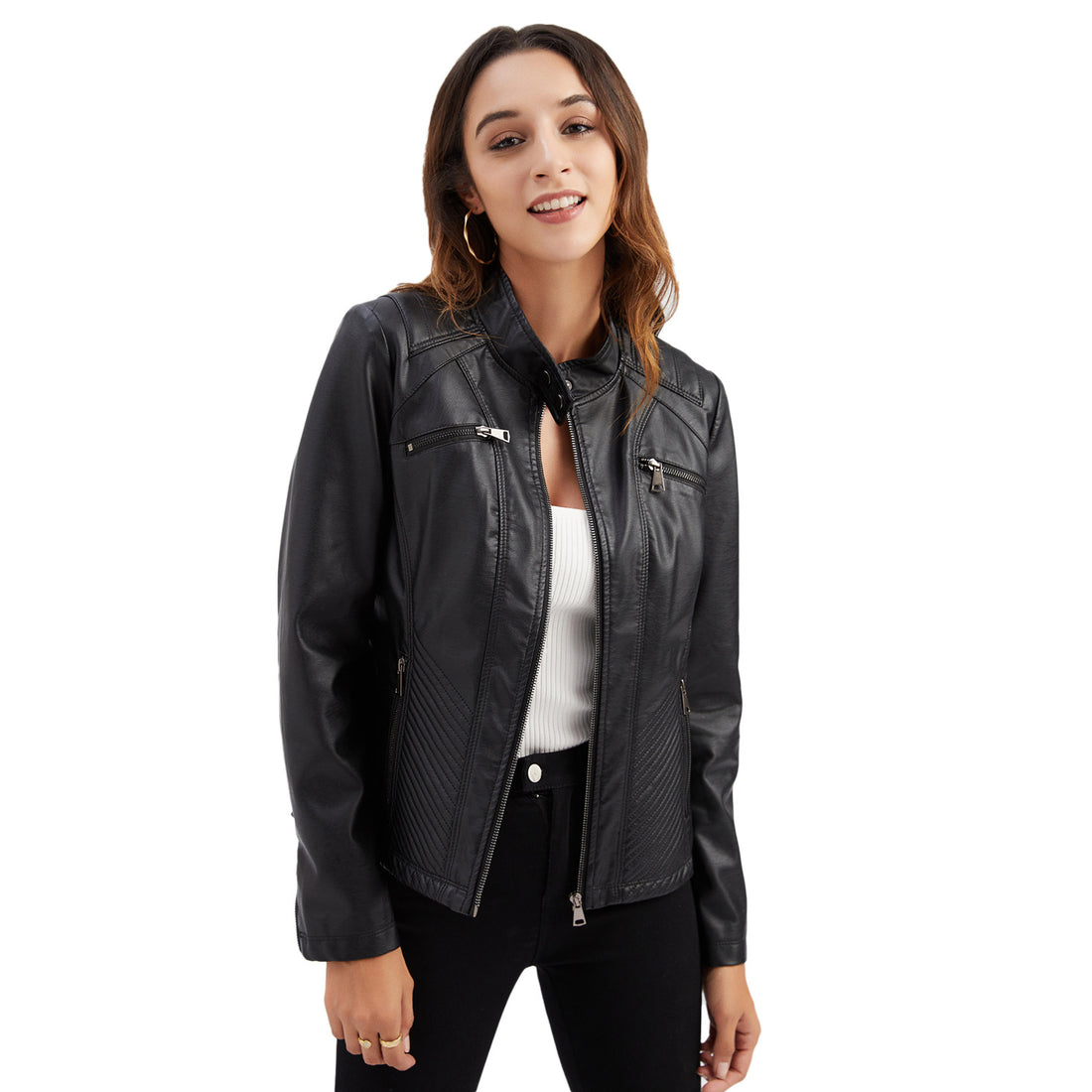Damen taillierte Bikerjacke aus Kunstleder mit Stepppaneelen und Stehkragen – Célinea
