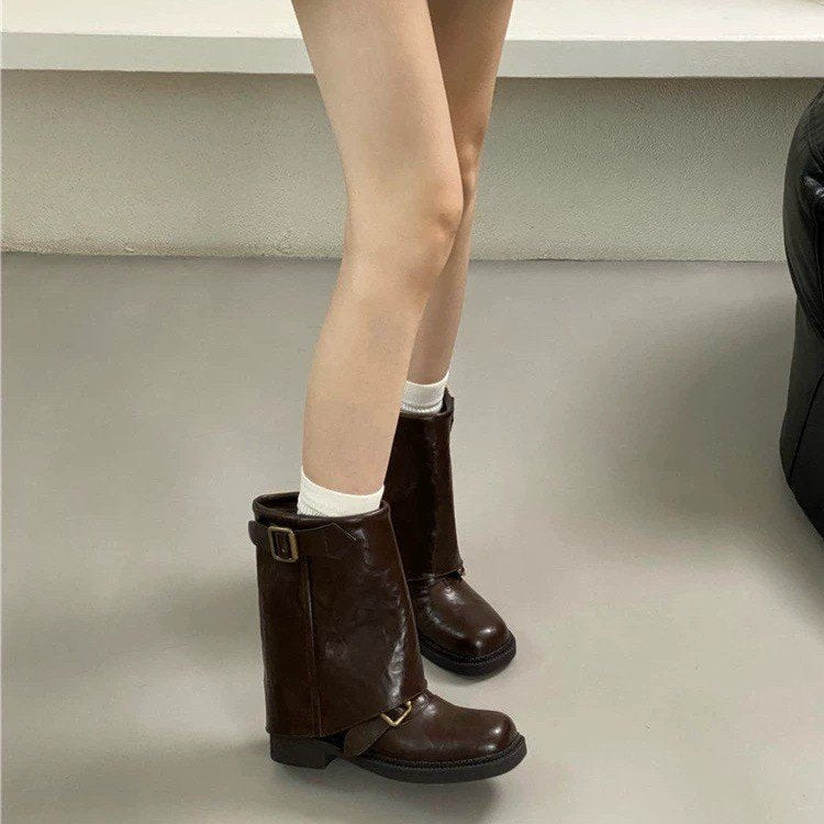 Damen Glänzende Mid‑Calf Bikerboots mit Zierriemen und Schnallen Echo Archiv