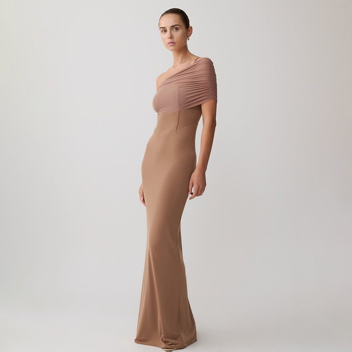 Damen Elegantes und figurbetontes Maxikleid mit einem Schulterdesign und sanften Raffungseffekten Echo Archiv