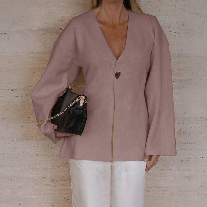 Damen taillierter Feinstrick-Cardigan mit V-Ausschnitt, Zierknopf und frontaler Schlitz – Veloura