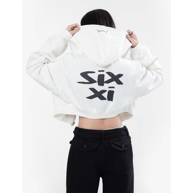 Damen cropped Kapuzenpullover im Streetwear-Style mit auffälligem Rückenprint und geripptem Saum – Auréline