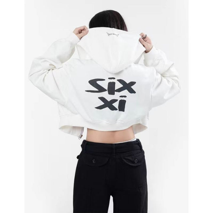 Damen cropped Kapuzenpullover im Streetwear-Style mit auffälligem Rückenprint und geripptem Saum – Auréline