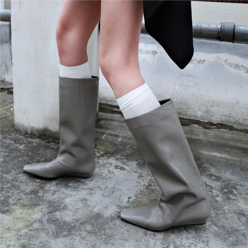 Damen Weiche kniehohe Slouch-Boots mit spitzer Zehenform und ergonomischer Flachsohle – Lioré