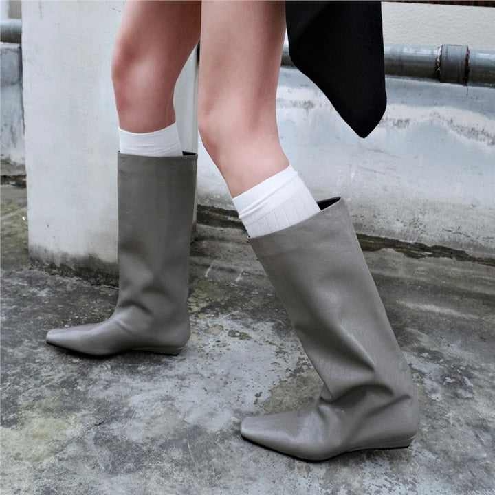 Damen Weiche kniehohe Slouch-Boots mit spitzer Zehenform und ergonomischer Flachsohle – Lioré