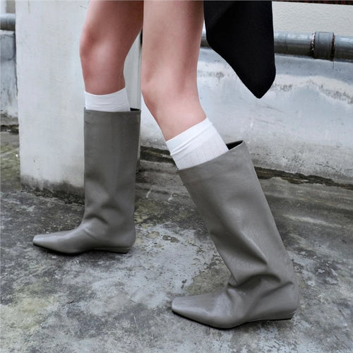 Damen Weiche kniehohe Slouch-Boots mit spitzer Zehenform und ergonomischer Flachsohle – Lioré