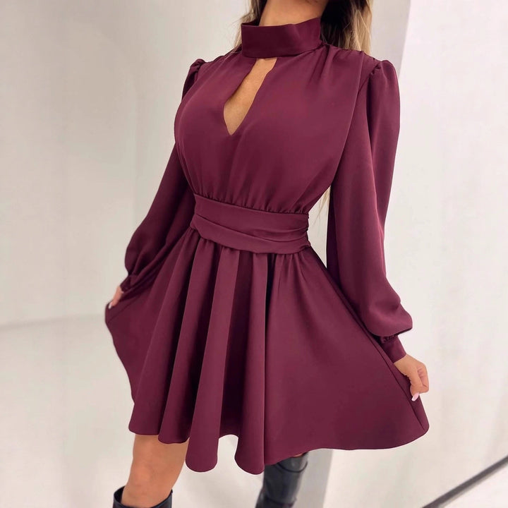 Damen Elegantes Kurzkleid mit Stehkragen, Cut-Out, weitem Glockenrock und Taillenschärpe Echoarchiv