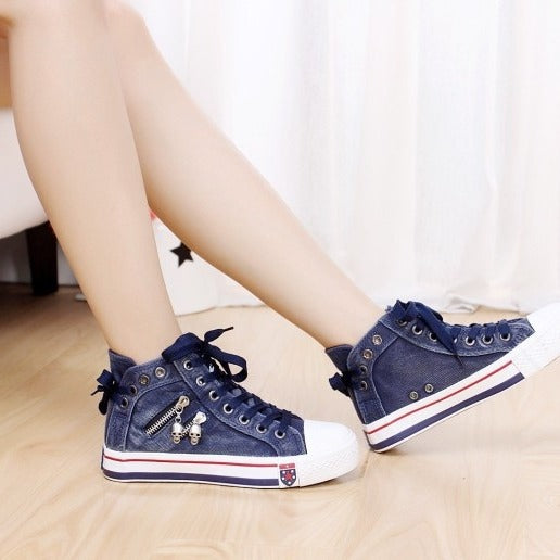Damen nan hohe Sneaker im Jeanslook mit seitlichem Reißverschluss und dekorativen Anhängern Echo Archiv