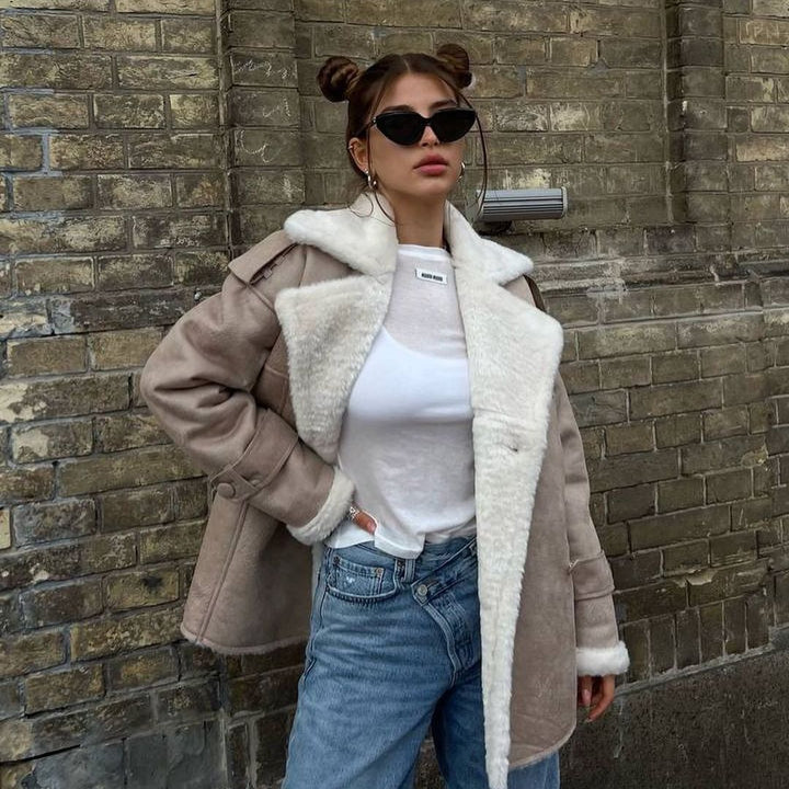 Damen Oversized Fliegerjacke aus Lammfellimitat mit Doppelreihiger Knopfleiste Echoarchiv