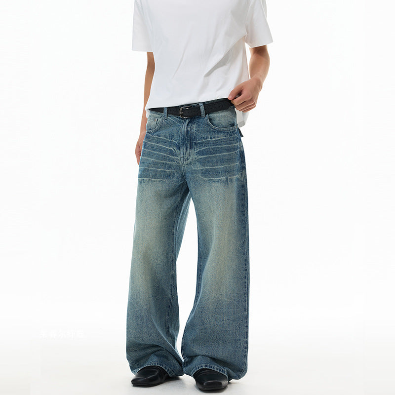 Herren Ultraweit geschnittene Denim-Baggy-Jeans mit markanten Whisker-Akzenten und bodenlangem Saum Echo Archiv