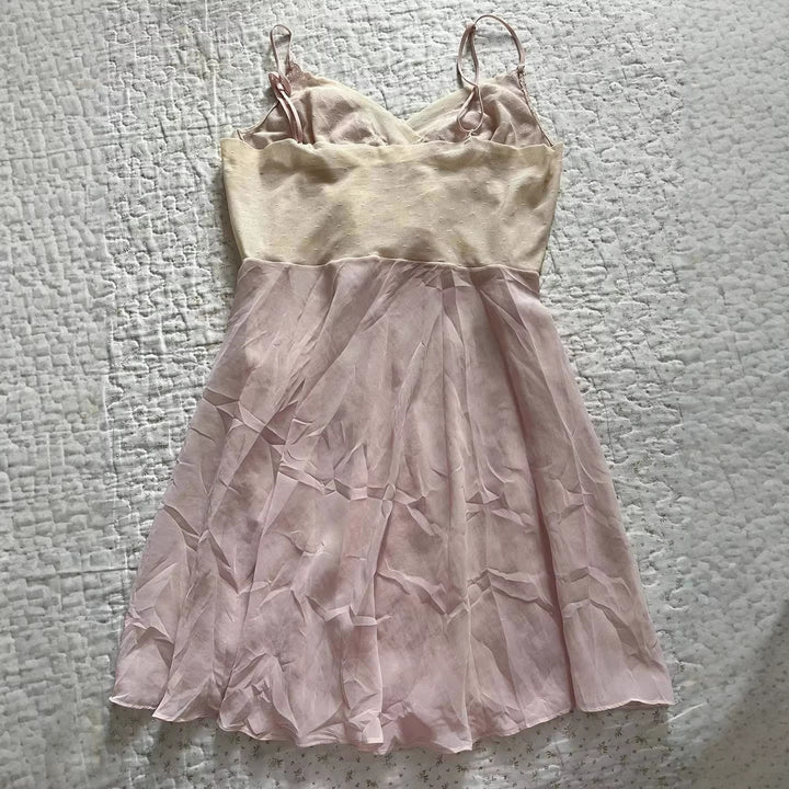 Damen Elegantes Nachthemd mit Spitzenverzierungen Echo Archiv