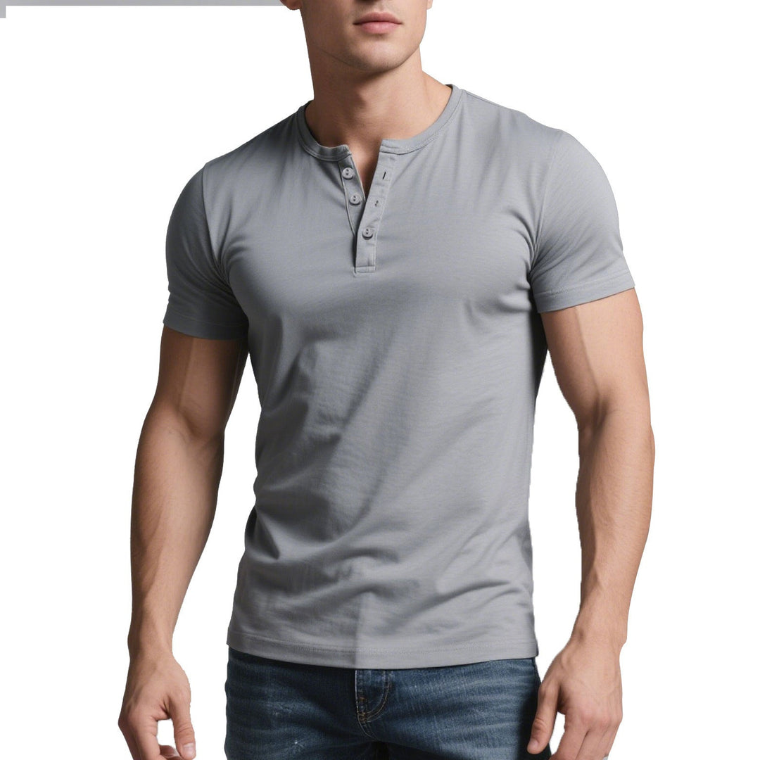 Herren nan kurzes Henley-Shirt mit dezenter Knopfleiste und figurbetontem Schnitt Echoarchiv