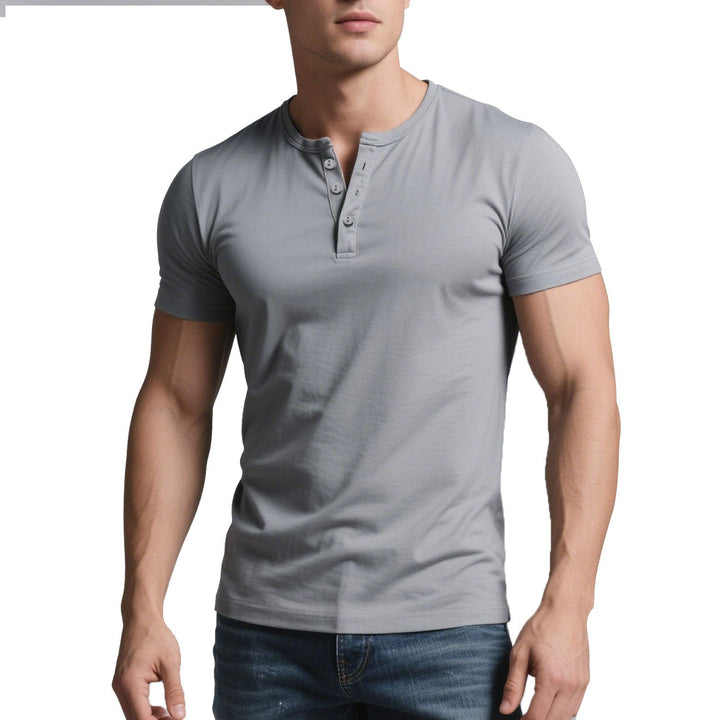 Herren nan kurzes Henley-Shirt mit dezenter Knopfleiste und figurbetontem Schnitt Echoarchiv